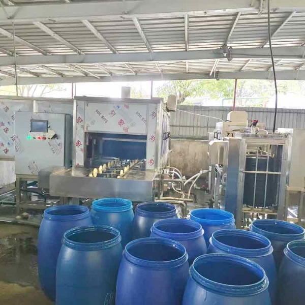 廣東德美精細化工集團股份有限公司隧道式洗桶機，桶蓋清洗機使用現場